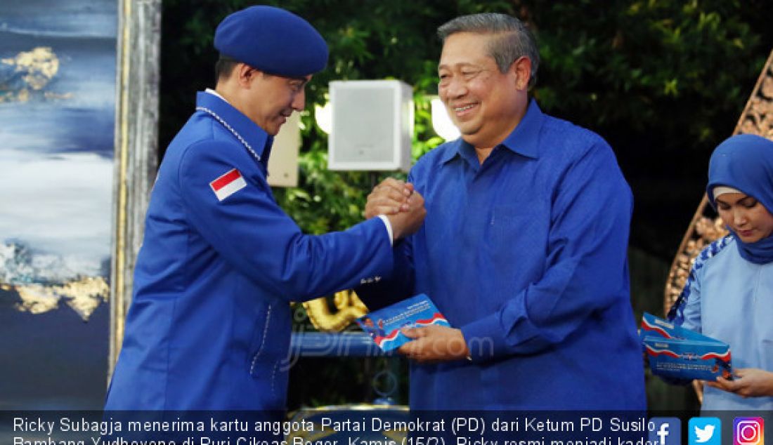 Ricky Subagja menerima kartu anggota Partai Demokrat (PD) dari Ketum PD Susilo Bambang Yudhoyono di Puri Cikeas Bogor, Kamis (15/2). Ricky resmi menjadi kader baru PD. - JPNN.com