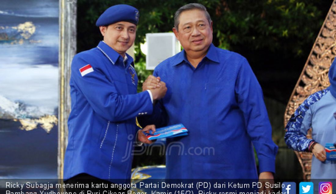 Ricky Subagja menerima kartu anggota Partai Demokrat (PD) dari Ketum PD Susilo Bambang Yudhoyono di Puri Cikeas Bogor, Kamis (15/2). Ricky resmi menjadi kader baru PD. - JPNN.com