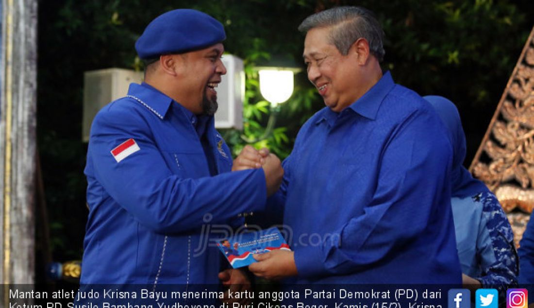 Mantan atlet judo Krisna Bayu menerima kartu anggota Partai Demokrat (PD) dari Ketum PD Susilo Bambang Yudhoyono di Puri Cikeas Bogor, Kamis (15/2). Krisna resmi menjadi kader baru PD. - JPNN.com