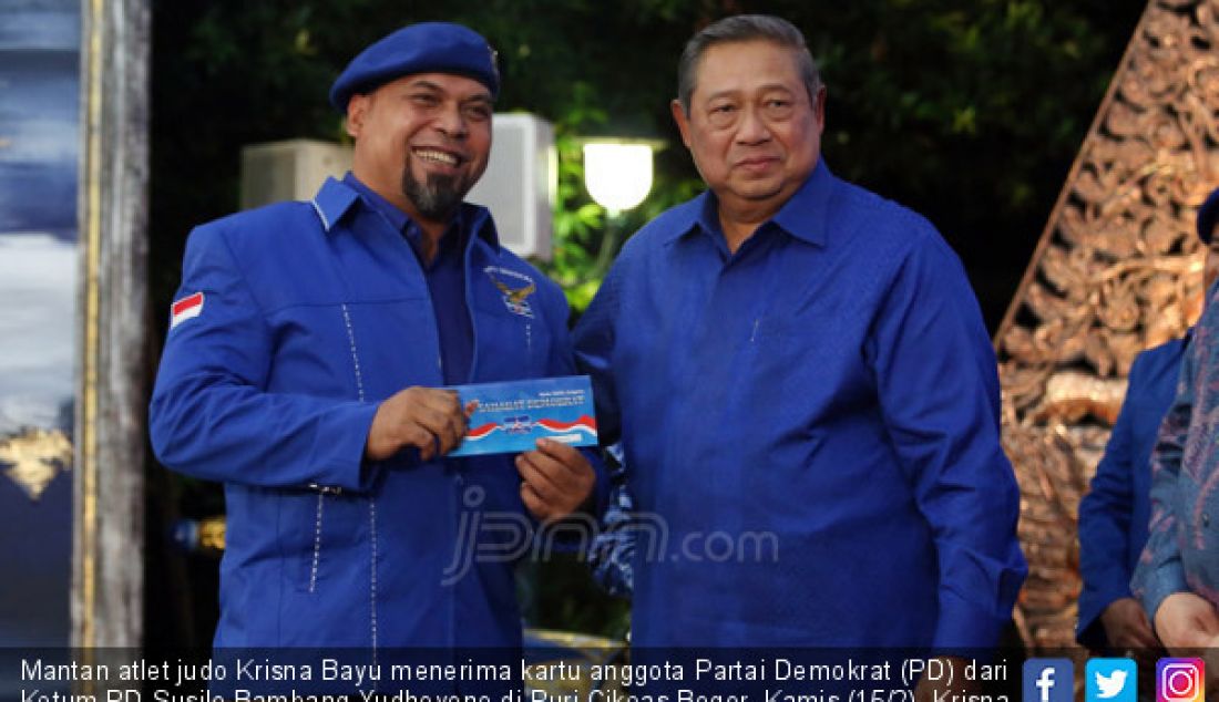 Mantan atlet judo Krisna Bayu menerima kartu anggota Partai Demokrat (PD) dari Ketum PD Susilo Bambang Yudhoyono di Puri Cikeas Bogor, Kamis (15/2). Krisna resmi menjadi kader baru PD. - JPNN.com