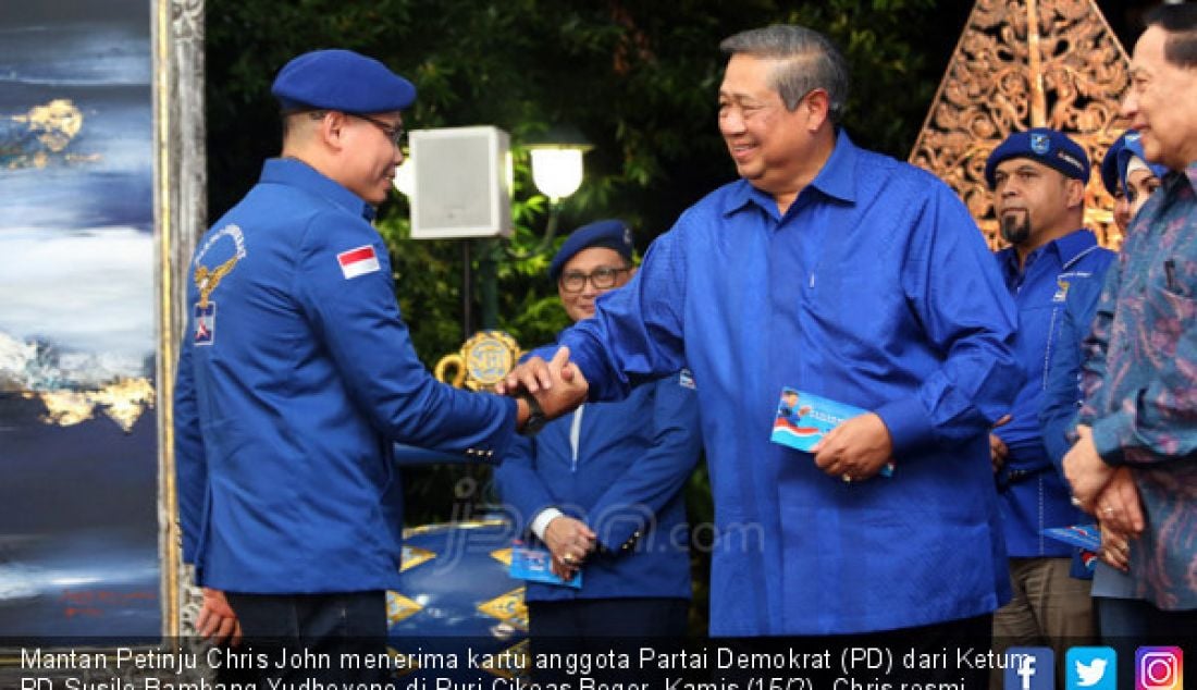 Mantan Petinju Chris John menerima kartu anggota Partai Demokrat (PD) dari Ketum PD Susilo Bambang Yudhoyono di Puri Cikeas Bogor, Kamis (15/2). Chris resmi menjadi kader baru PD. - JPNN.com