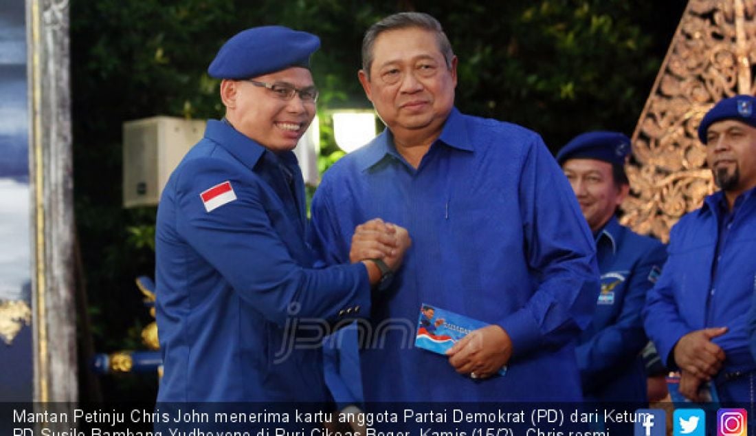 Mantan Petinju Chris John menerima kartu anggota Partai Demokrat (PD) dari Ketum PD Susilo Bambang Yudhoyono di Puri Cikeas Bogor, Kamis (15/2). Chris resmi menjadi kader baru PD. - JPNN.com