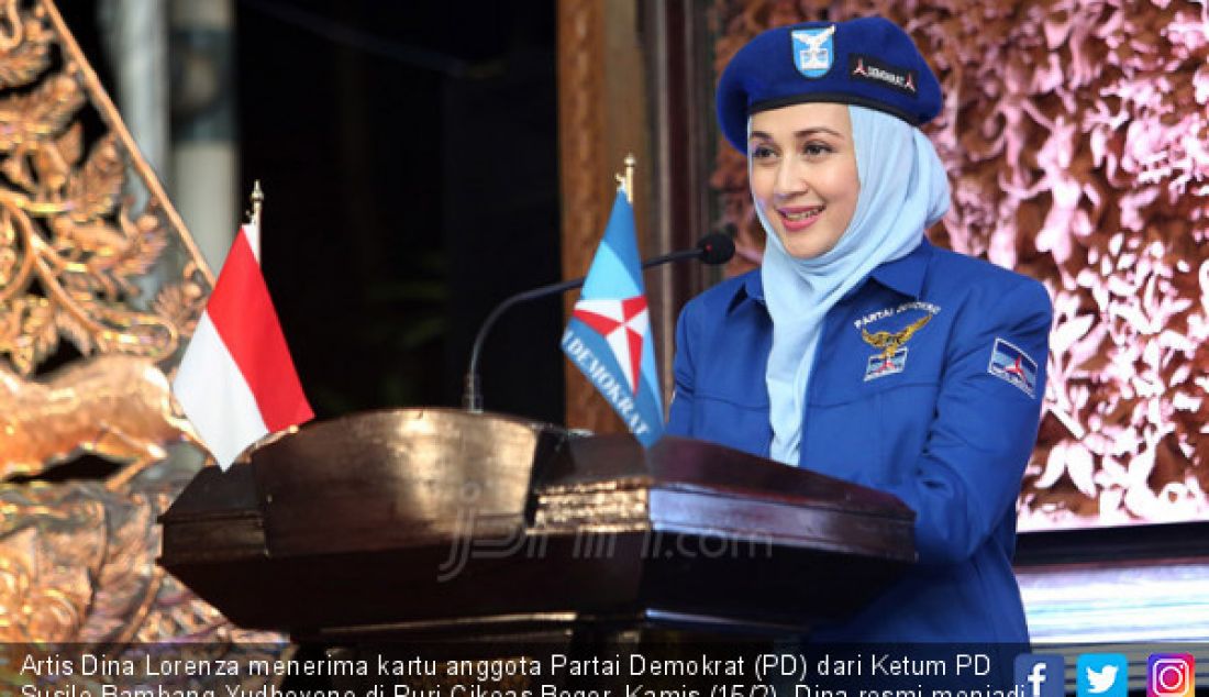 Artis Dina Lorenza menerima kartu anggota Partai Demokrat (PD) dari Ketum PD Susilo Bambang Yudhoyono di Puri Cikeas Bogor, Kamis (15/2). Dina resmi menjadi kader baru PD. - JPNN.com