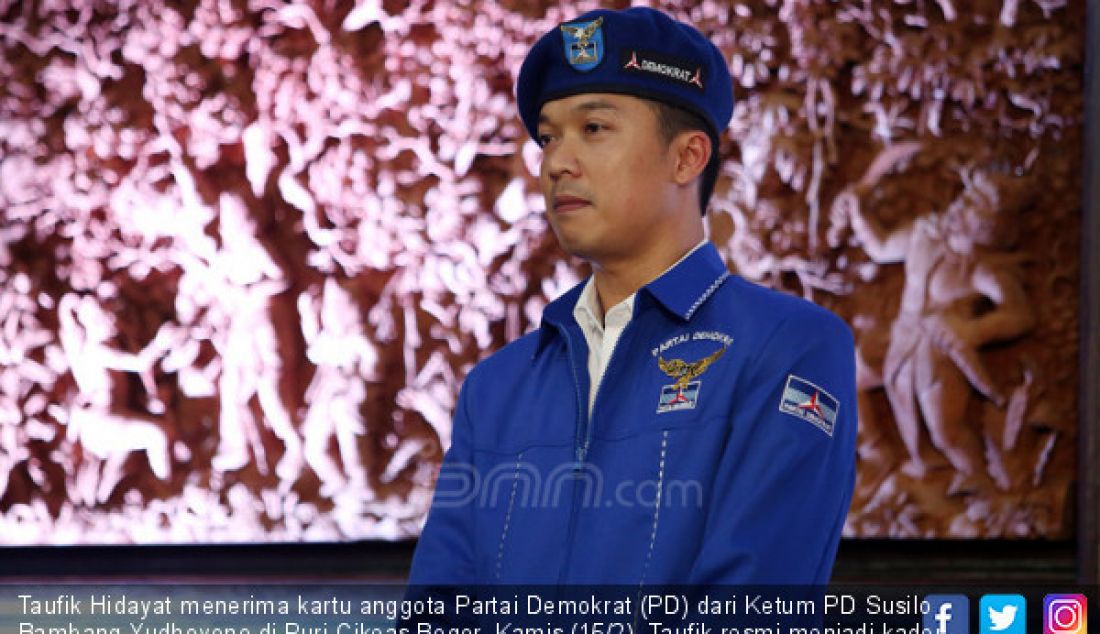 Taufik Hidayat menerima kartu anggota Partai Demokrat (PD) dari Ketum PD Susilo Bambang Yudhoyono di Puri Cikeas Bogor, Kamis (15/2). Taufik resmi menjadi kader baru PD. - JPNN.com