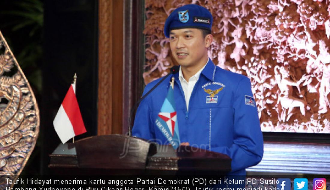 Taufik Hidayat menerima kartu anggota Partai Demokrat (PD) dari Ketum PD Susilo Bambang Yudhoyono di Puri Cikeas Bogor, Kamis (15/2). Taufik resmi menjadi kader baru PD. - JPNN.com