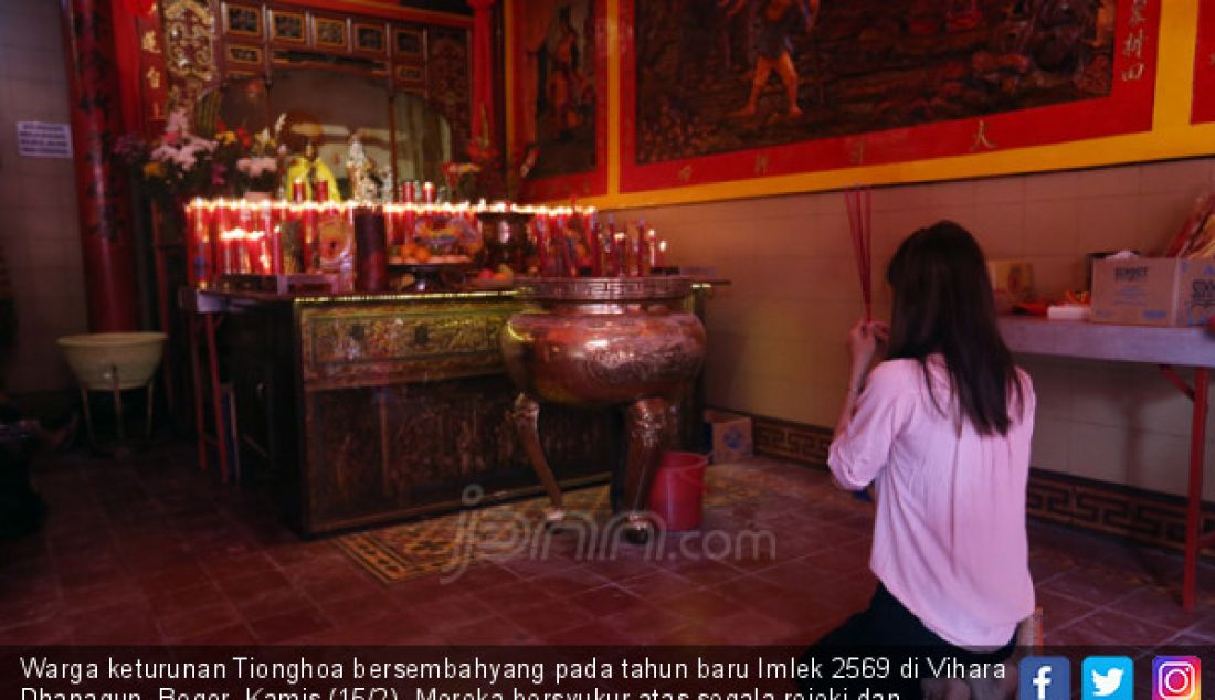 Warga keturunan Tionghoa bersembahyang pada tahun baru Imlek 2569 di Vihara Dhanagun, Bogor, Kamis (15/2). Mereka bersyukur atas segala rejeki dan mengharapkan kehidupan yang lebih baik di tahun anjing tanah. - JPNN.com
