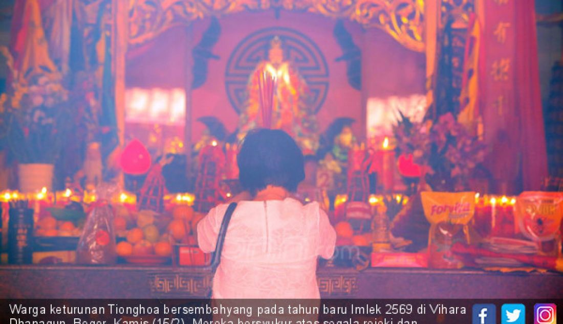 Warga keturunan Tionghoa bersembahyang pada tahun baru Imlek 2569 di Vihara Dhanagun, Bogor, Kamis (15/2). Mereka bersyukur atas segala rejeki dan mengharapkan kehidupan yang lebih baik di tahun anjing tanah. - JPNN.com