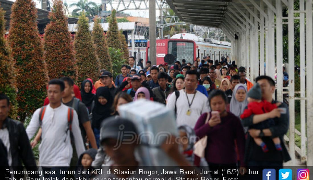 Penumpang saat turun dari KRL di Stasiun Bogor, Jawa Barat, Jumat (16/2). Libur Tahun Baru Imlek dan akhir pekan terpantau normal di Stasiun Bogor. - JPNN.com