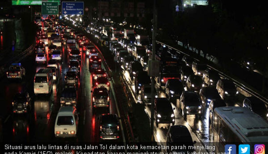 Situasi arus lalu lintas di ruas Jalan Tol dalam kota kemacetan parah menjelang pada Kamis (15/2) malam. Kepadatan karena meningkatnya volume kendaraan yang hendak libur panjang Imlek 2018. - JPNN.com