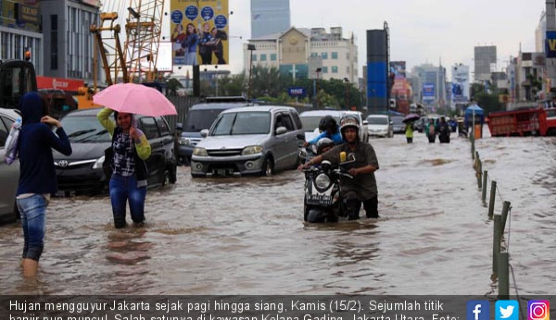 Hujan mengguyur Jakarta sejak pagi hingga siang, Kamis (15/2). Sejumlah titik banjir pun muncul. Salah satunya di kawasan Kelapa Gading, Jakarta Utara. - JPNN.com
