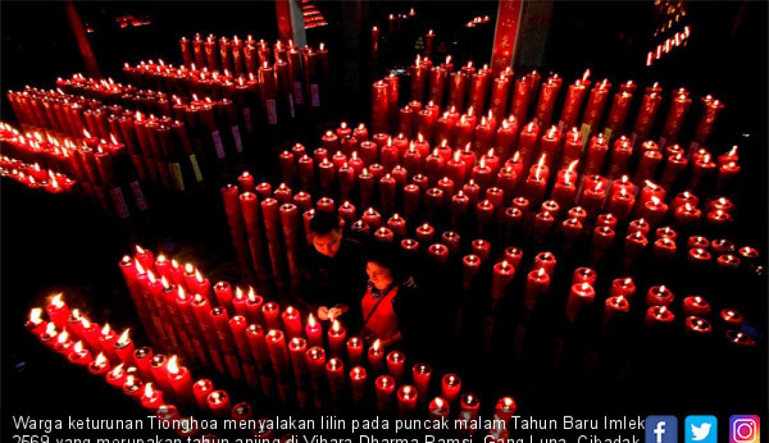 Warga keturunan Tionghoa menyalakan lilin pada puncak malam Tahun Baru Imlek 2569 yang merupakan tahun anjing di Vihara Dharma Ramsi, Gang Luna, Cibadak, Kota Bandung, Jumat (16/2). Dini hari. - JPNN.com
