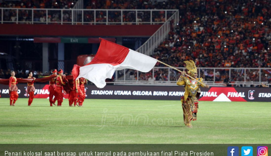 Penari kolosal saat bersiap untuk tampil pada pembukaan final Piala Presiden 2018 di SUGBK, Jakarta, Sabtu (17/2). - JPNN.com