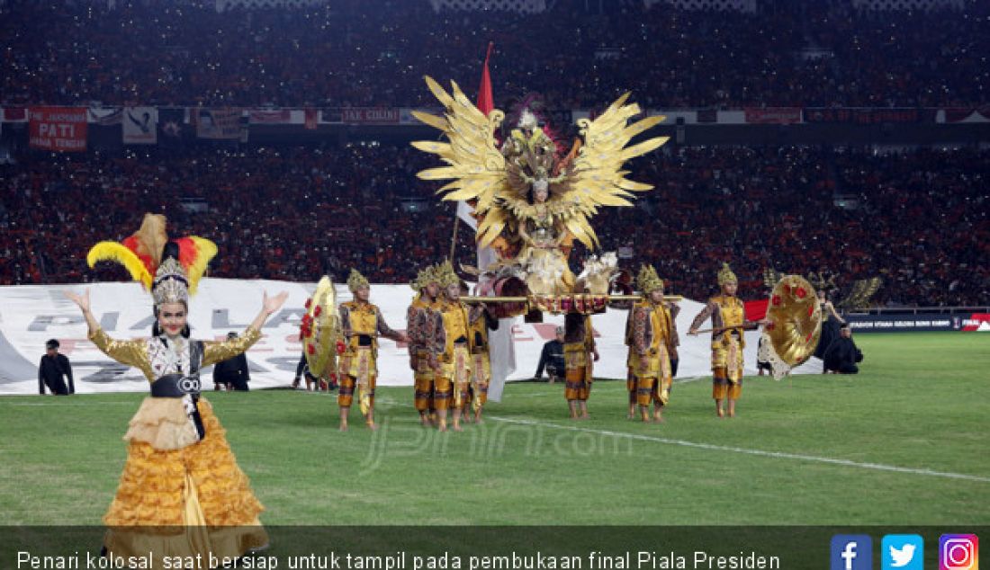 Penari kolosal saat bersiap untuk tampil pada pembukaan final Piala Presiden 2018 di SUGBK, Jakarta, Sabtu (17/2). - JPNN.com