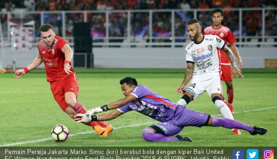 Pemain Persija Jakarta Marko Simic (kiri) berebut bola dengan kiper Bali United FC Wawan Hendrawan pada Final Piala Presiden 2018 di SUGBK, Jakarta, Sabtu (17/2). - JPNN.com