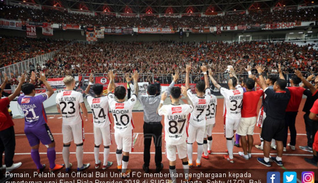 Pemain, Pelatih dan Official Bali United FC memberikan penghargaan kepada suporternya usai Final Piala Presiden 2018 di SUGBK, Jakarta, Sabtu (17/2). Bali United FC menjadi juara kedua Piala Presiden 2018. - JPNN.com