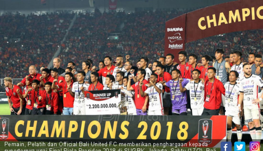 Pemain, Pelatih dan Official Bali United FC memberikan penghargaan kepada suporternya usai Final Piala Presiden 2018 di SUGBK, Jakarta, Sabtu (17/2). Bali United FC menjadi juara kedua Piala Presiden 2018. - JPNN.com