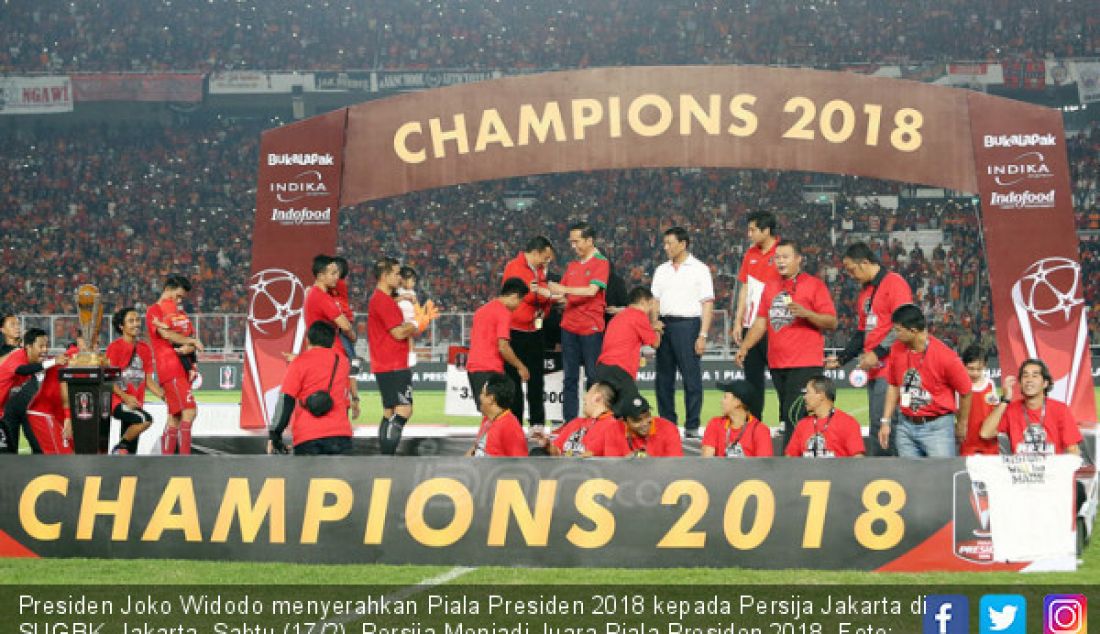 Presiden Joko Widodo menyerahkan Piala Presiden 2018 kepada Persija Jakarta di SUGBK, Jakarta, Sabtu (17/2). Persija Menjadi Juara Piala Presiden 2018. - JPNN.com