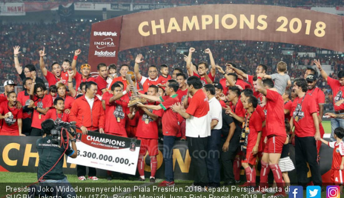 Presiden Joko Widodo menyerahkan Piala Presiden 2018 kepada Persija Jakarta di SUGBK, Jakarta, Sabtu (17/2). Persija Menjadi Juara Piala Presiden 2018. - JPNN.com