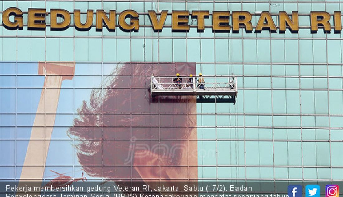 Pekerja membersihkan gedung Veteran RI, Jakarta, Sabtu (17/2). Badan Penyelenggara Jaminan Sosial (BPJS) Ketenagakerjaan mencatat sepanjang tahun 2017 ada 123 ribu kasus kecelakaan kerja, jumlah tersebut meningkat 20 persen. - JPNN.com