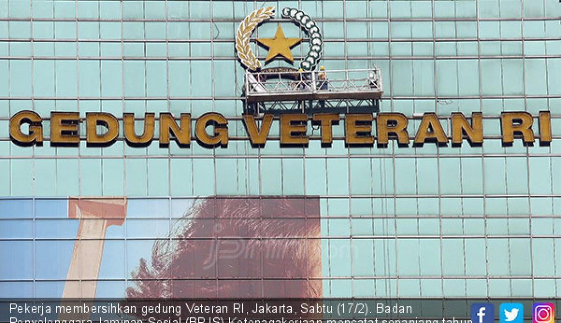 Pekerja membersihkan gedung Veteran RI, Jakarta, Sabtu (17/2). Badan Penyelenggara Jaminan Sosial (BPJS) Ketenagakerjaan mencatat sepanjang tahun 2017 ada 123 ribu kasus kecelakaan kerja, jumlah tersebut meningkat 20 persen. - JPNN.com