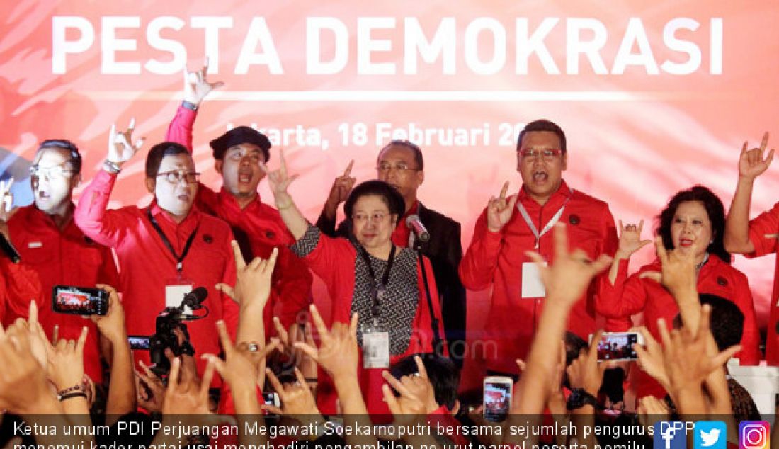 Ketua umum PDI Perjuangan Megawati Soekarnoputri bersama sejumlah pengurus DPP menemui kader partai usai menghadiri pengambilan no urut parpol peserta pemilu 2019, Jakarta, Minggu (18/2). - JPNN.com