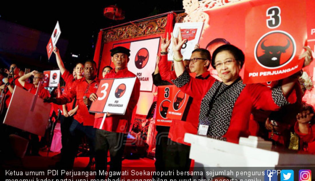 Ketua umum PDI Perjuangan Megawati Soekarnoputri bersama sejumlah pengurus DPP menemui kader partai usai menghadiri pengambilan no urut parpol peserta pemilu 2019, Jakarta, Minggu (18/2). - JPNN.com