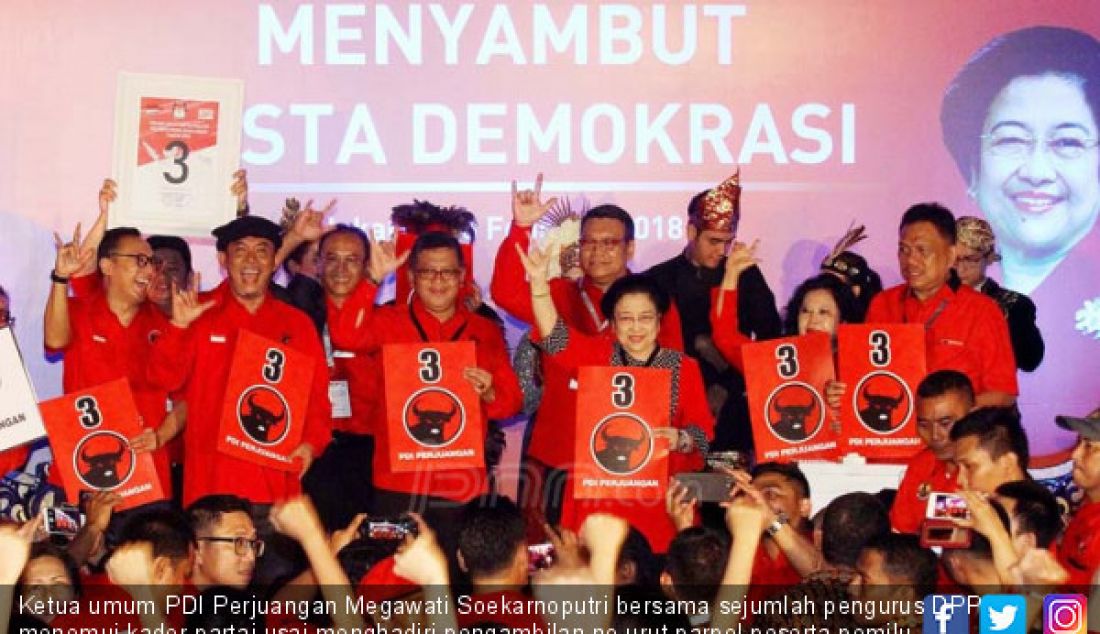 Ketua umum PDI Perjuangan Megawati Soekarnoputri bersama sejumlah pengurus DPP menemui kader partai usai menghadiri pengambilan no urut parpol peserta pemilu 2019, Jakarta, Minggu (18/2). - JPNN.com