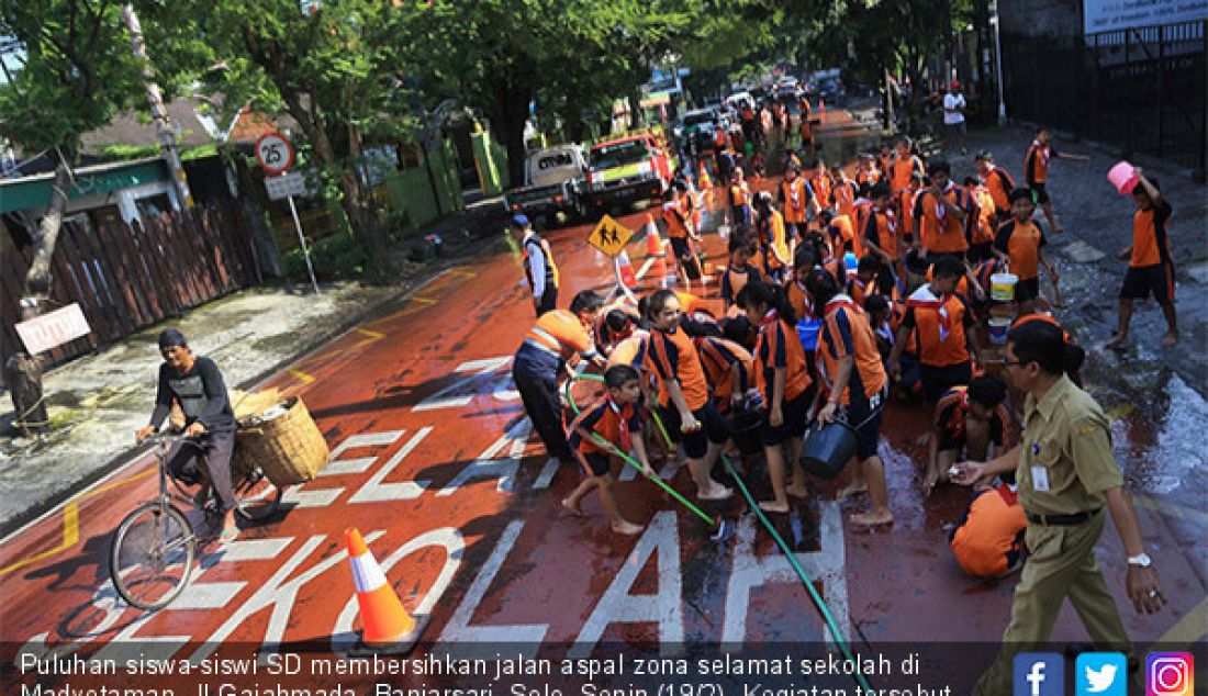 Puluhan siswa-siswi SD membersihkan jalan aspal zona selamat sekolah di Madyotaman, Jl.Gajahmada, Banjarsari, Solo, Senin (19/2). Kegiatan tersebut dalam rangka memeriahkan dan memperingati hari jadi kota solo Ke-273. - JPNN.com