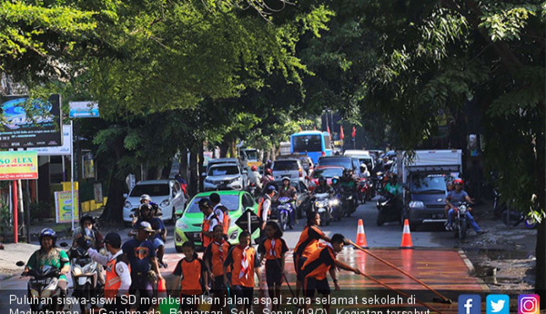 Puluhan siswa-siswi SD membersihkan jalan aspal zona selamat sekolah di Madyotaman, Jl.Gajahmada, Banjarsari, Solo, Senin (19/2). Kegiatan tersebut dalam rangka memeriahkan dan memperingati hari jadi kota solo Ke-273. - JPNN.com