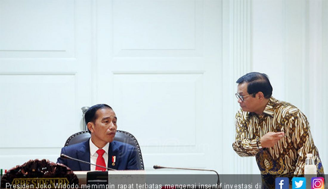 Presiden Joko Widodo memimpin rapat terbatas mengenai insentif investasi di Kantor Presiden, Jakarta, Selasa (20/2). - JPNN.com
