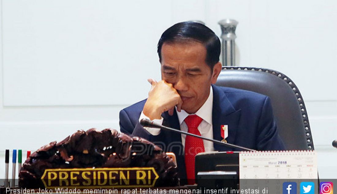 Presiden Joko Widodo memimpin rapat terbatas mengenai insentif investasi di Kantor Presiden, Jakarta, Selasa (20/2). - JPNN.com