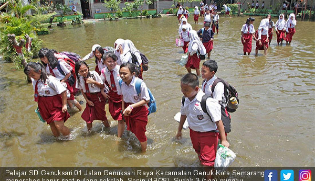 Pelajar SD Genuksari 01 Jalan Genuksari Raya Kecamatan Genuk Kota Semarang menerobos banjir saat pulang sekolah, Senin (19/28). Sudah 3 (tiga) minggu halaman sekolah tergenang banjir dan mengganggu aktivitas sekolah. - JPNN.com