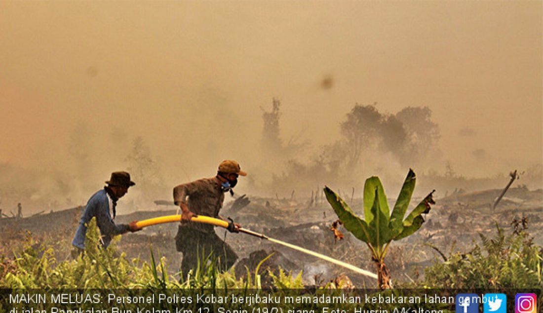 MAKIN MELUAS: Personel Polres Kobar berjibaku memadamkan kebakaran lahan gambut di jalan Pangkalan Bun-Kolam Km 12, Senin (19/2) siang. - JPNN.com