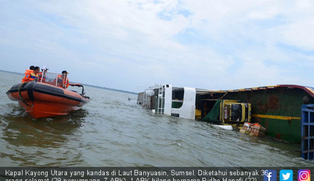 Kapal Kayong Utara yang kandas di Laut Banyuasin, Sumsel. Diketahui sebanyak 36 orang selamat (29 penumpang, 7 ABK), 1 ABK hilang bernama Ridho Hanafi (22), warga Lamongan. Sementara 8 truk dan 1 Daihatsu Ayla tengelam. - JPNN.com