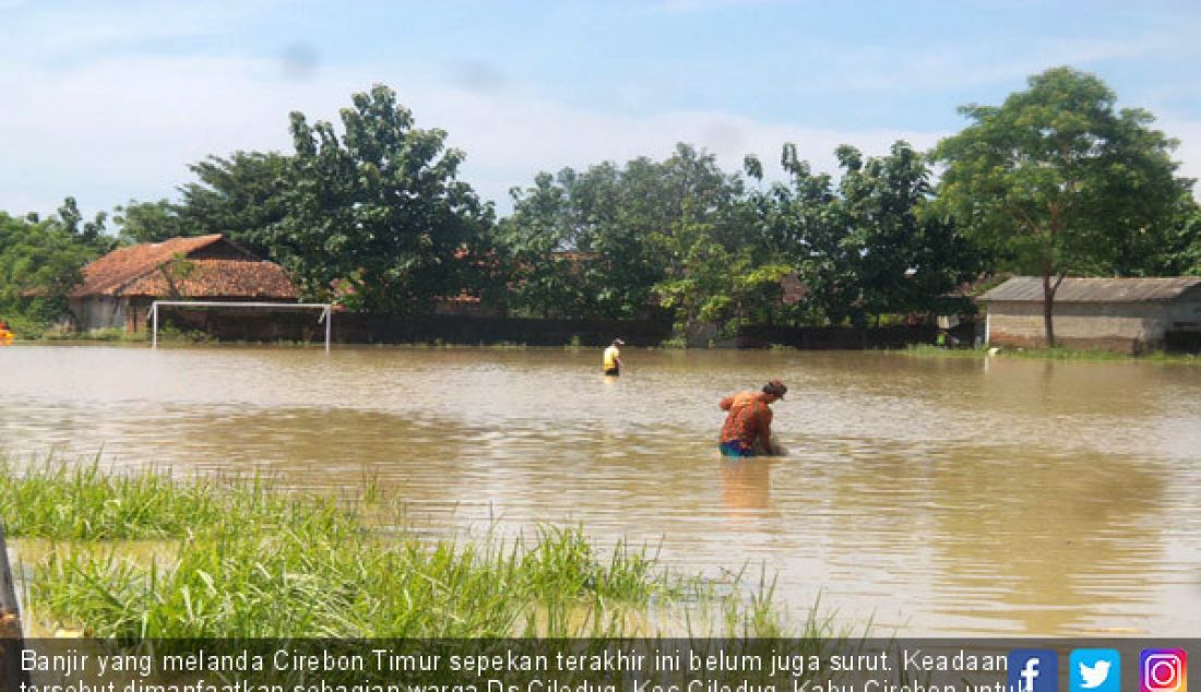 Banjir yang melanda Cirebon Timur sepekan terakhir ini belum juga surut. Keadaan tersebut dimanfaatkan sebagian warga Ds Ciledug, Kec Ciledug, Kabu Cirebon untuk mencari ikan di lapangan bola desa setempat, Rabu (21/2). - JPNN.com