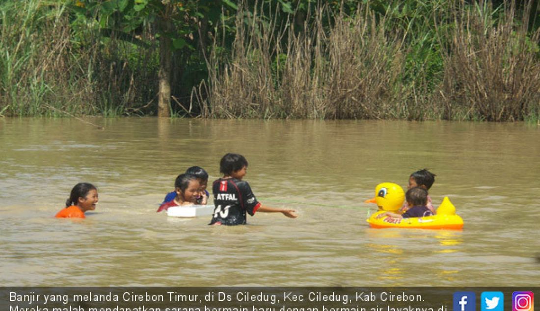 Banjir yang melanda Cirebon Timur, di Ds Ciledug, Kec Ciledug, Kab Cirebon. Mereka malah mendapatkan sarana bermain baru dengan bermain air layaknya di kolam renang, Rabu (21/2). - JPNN.com