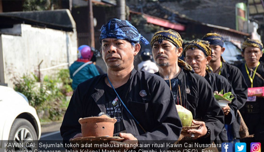 KAWIN CAI: Sejumlah tokoh adat melakukan rangkaian ritual Kawin Cai Nusantara di Kabuyutan Cipageran, Jalan Kolonel Masturi, Kota Cimahi, kemarin (25/2). - JPNN.com