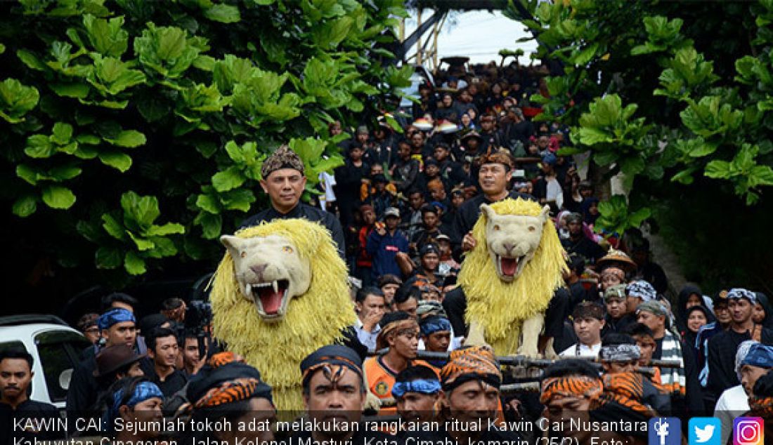 KAWIN CAI: Sejumlah tokoh adat melakukan rangkaian ritual Kawin Cai Nusantara di Kabuyutan Cipageran, Jalan Kolonel Masturi, Kota Cimahi, kemarin (25/2). - JPNN.com