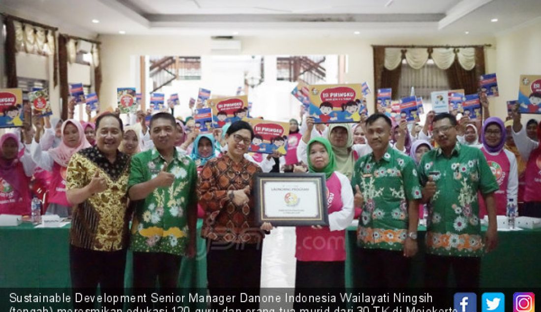 Sustainable Development Senior Manager Danone Indonesia Wailayati Ningsih (tengah) meresmikan edukasi 120 guru dan orang tua murid dari 30 TK di Mojokerto dan Pasuruan. - JPNN.com
