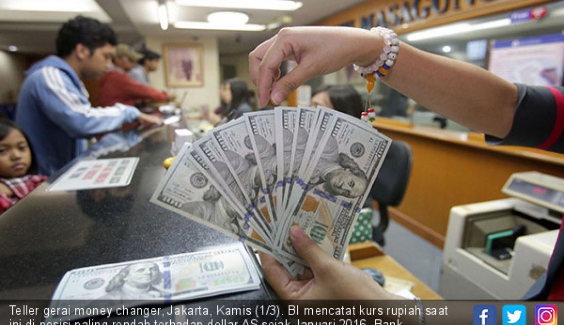 Teller gerai money changer, Jakarta, Kamis (1/3). BI mencatat kurs rupiah saat ini di posisi paling rendah terhadap dollar AS sejak Januari 2016. Bank Indonesia menunjukkan nilai tukar rupiah di Rp 13.793 per-dollar AS. - JPNN.com