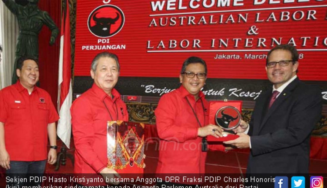 Sekjen PDIP Hasto Kristiyanto bersama Anggota DPR Fraksi PDIP Charles Honoris (kiri) memberikan cinderamata kepada Anggota Parlemen Australia dari Partai Buruh Australia Luke Gosling (kanan) dalam kunjungannya ke kantor PDIP, Jakarta, Selasa (6/3). - JPNN.com