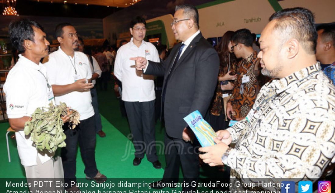 Mendes PDTT Eko Putro Sanjojo didampingi Komisaris GarudaFood Group Hartono Atmadja (tengah) berdialog bersama Petani mitra GarudaFood pada saat meninjau stan Kelompok Kerja Kemitraan dalam acara Jakarta Food Security Summit, Jakarta, Kamis (8/3). - JPNN.com