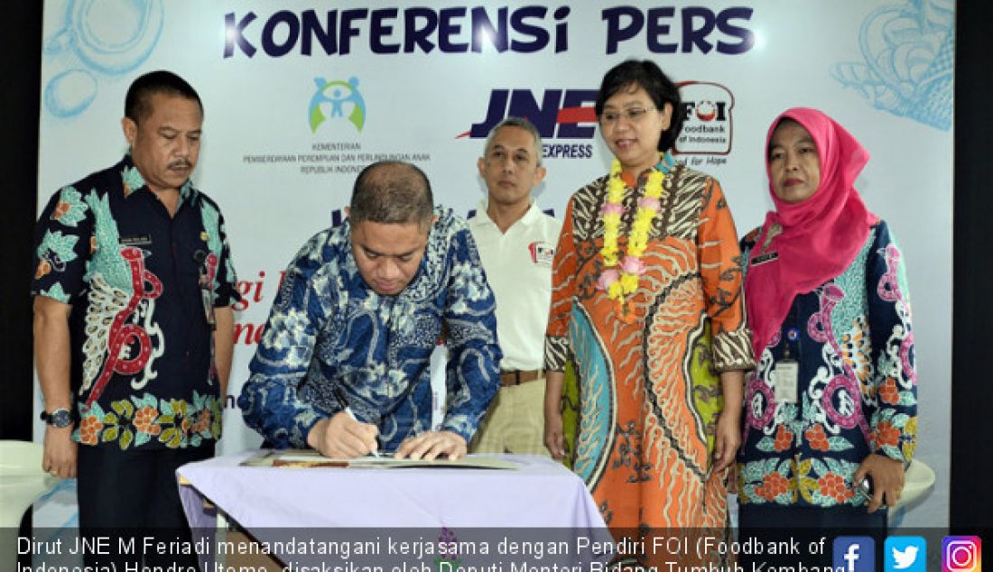 Dirut JNE M Feriadi menandatangani kerjasama dengan Pendiri FOI (Foodbank of Indonesia) Hendro Utomo, disaksikan oleh Deputi Menteri Bidang Tumbuh Kembang Anak KPPPA RI Lenny N.Rosalin (kedua kanan), Jakarta, Kamis (8/3). Penandatangan Nota Kesepahaman (MoU) tersebut merupakan sebuah komitmen bersama 3 pilar Negara yaitu Pemerintah, Lembaga Masyarakat dan Dunia Usaha dalam upaya mendukung hak anak. - JPNN.com