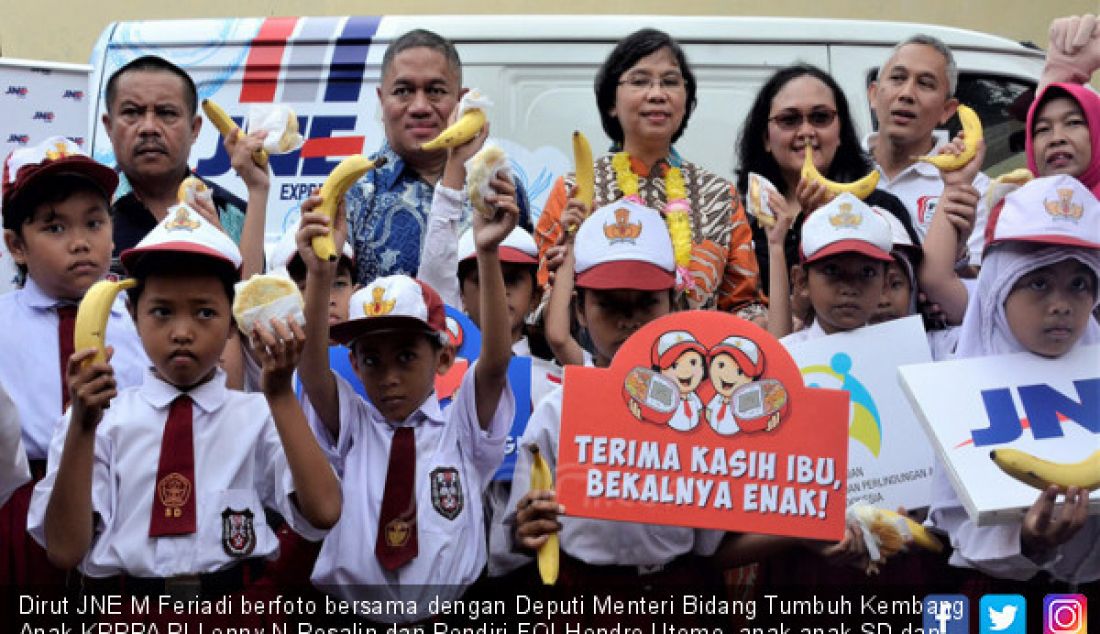 Dirut JNE M Feriadi berfoto bersama dengan Deputi Menteri Bidang Tumbuh Kembang Anak KPPPA RI Lenny N Rosalin dan Pendiri FOI Hendro Utomo, anak-anak SD dan para donatur FOI, Jakarta, Kamis (8/3). - JPNN.com