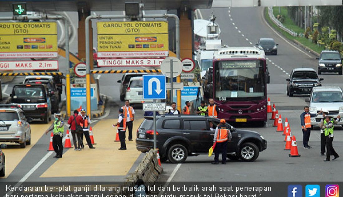 Kendaraan ber-plat ganjil dilarang masuk tol dan berbalik arah saat penerapan hari pertama kebijakan ganjil genap di depan pintu masuk tol Bekasi barat 1, Cikampek, Selasa (13/3). Ganjil genap berlaku pukul 6 hingga 9 pagi. - JPNN.com