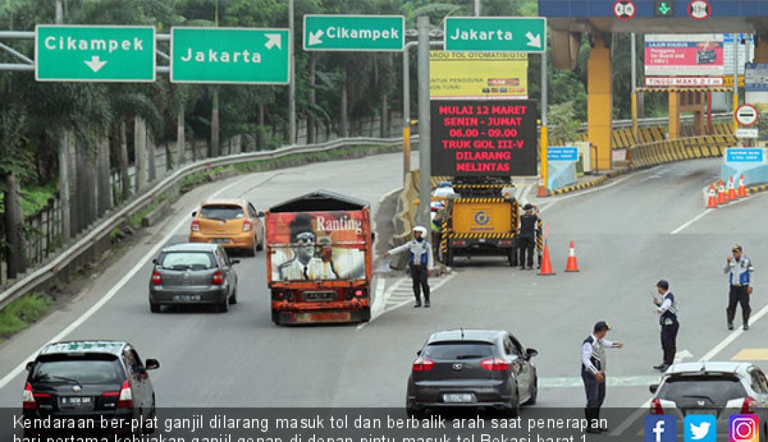 Kendaraan ber-plat ganjil dilarang masuk tol dan berbalik arah saat penerapan hari pertama kebijakan ganjil genap di depan pintu masuk tol Bekasi barat 1, Cikampek, Selasa (13/3). Ganjil genap berlaku pukul 6 hingga 9 pagi. - JPNN.com