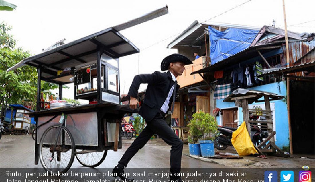 Rinto, penjual bakso berpenampilan rapi saat menjajakan jualannya di sekitar Jalan Tanggul Patompo, Tamalate, Makassar. Pria yang akrab disapa Mas Koboi ini setiap harinya berjualan dengan berpakaian rapi. - JPNN.com