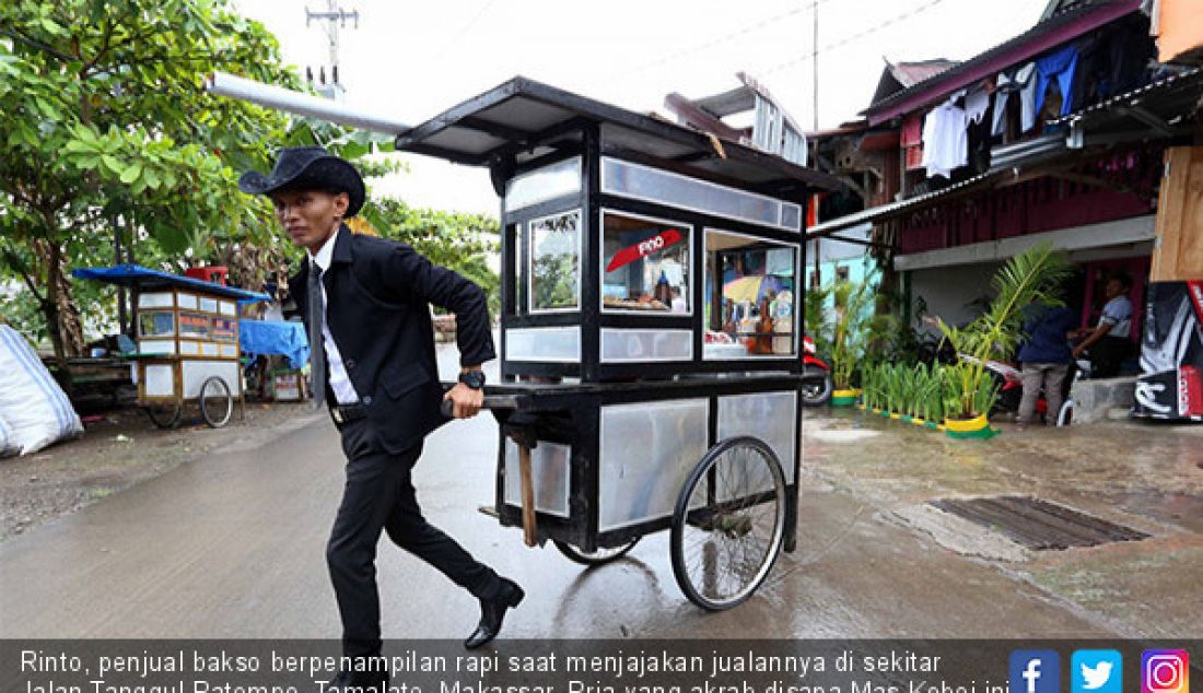 Rinto, penjual bakso berpenampilan rapi saat menjajakan jualannya di sekitar Jalan Tanggul Patompo, Tamalate, Makassar. Pria yang akrab disapa Mas Koboi ini setiap harinya berjualan dengan berpakaian rapi. - JPNN.com