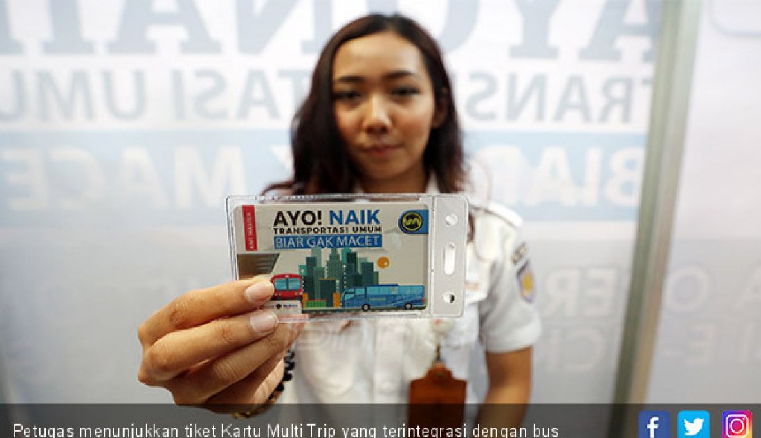 Petugas menunjukkan tiket Kartu Multi Trip yang terintegrasi dengan bus Transcommuter di Stasiun Sudirman, Jakarta, Jumat (16/3). - JPNN.com