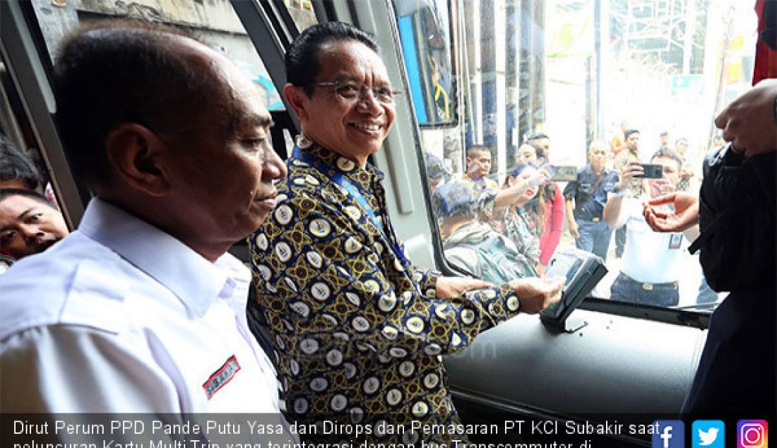 Dirut Perum PPD Pande Putu Yasa dan Dirops dan Pemasaran PT KCI Subakir saat peluncuran Kartu Multi Trip yang terintegrasi dengan bus Transcommuter di Stasiun Sudirman, Jakarta, Jumat (16/3). - JPNN.com